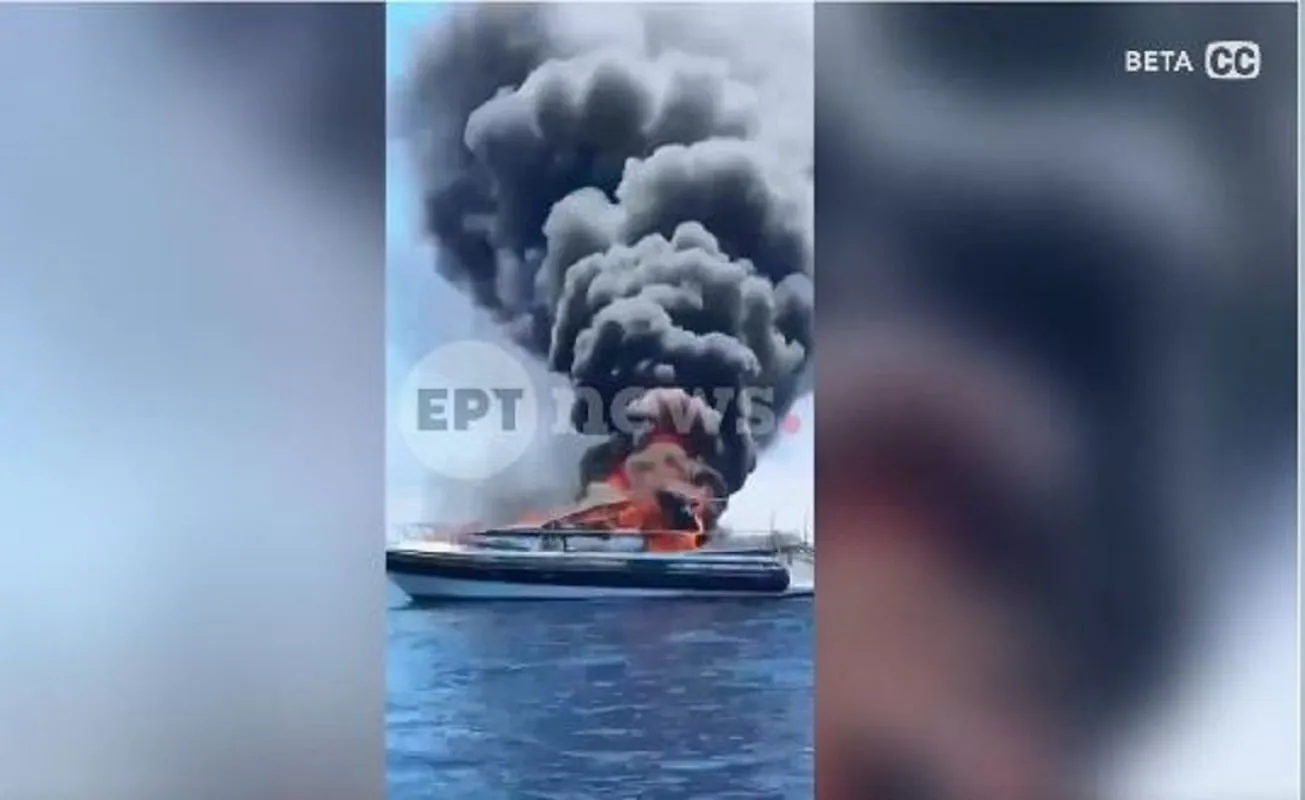 Ταχύπλοο σκάφος τυλιγμένο στις φλόγες στη θάλασσα