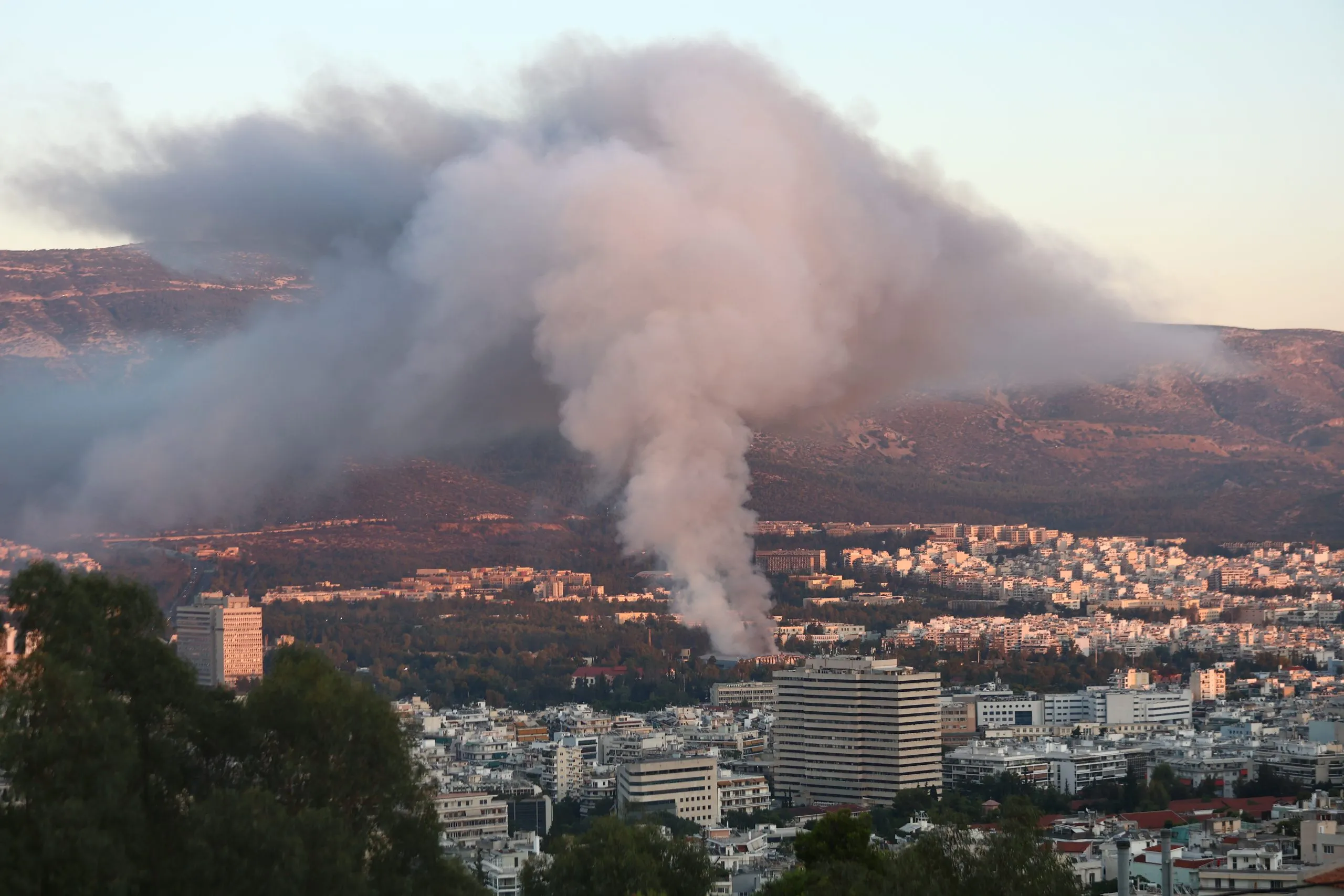 Πυροσβέστες σε επιχείρηση στο Ολυμπιακό Κέντρο Γουδί