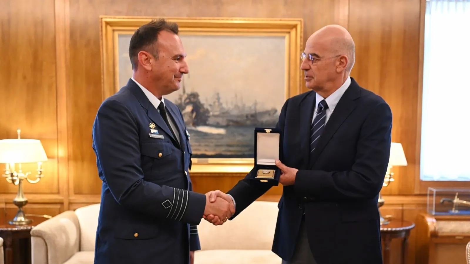 Ο Δένδιας συναντά τον πιλότο του F-16 στο υπουργείο