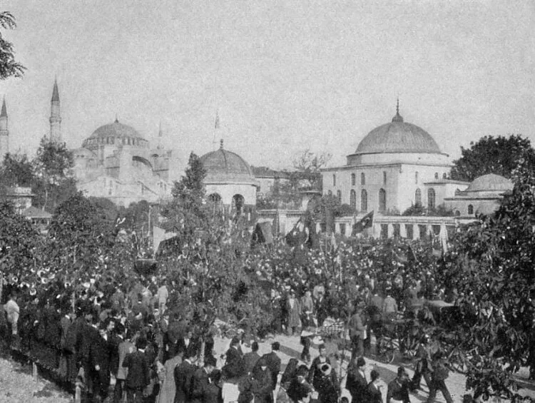 Πυροσβέστες κατασβήνουν φωτιά στο Δερβένι Θεσσαλονίκης