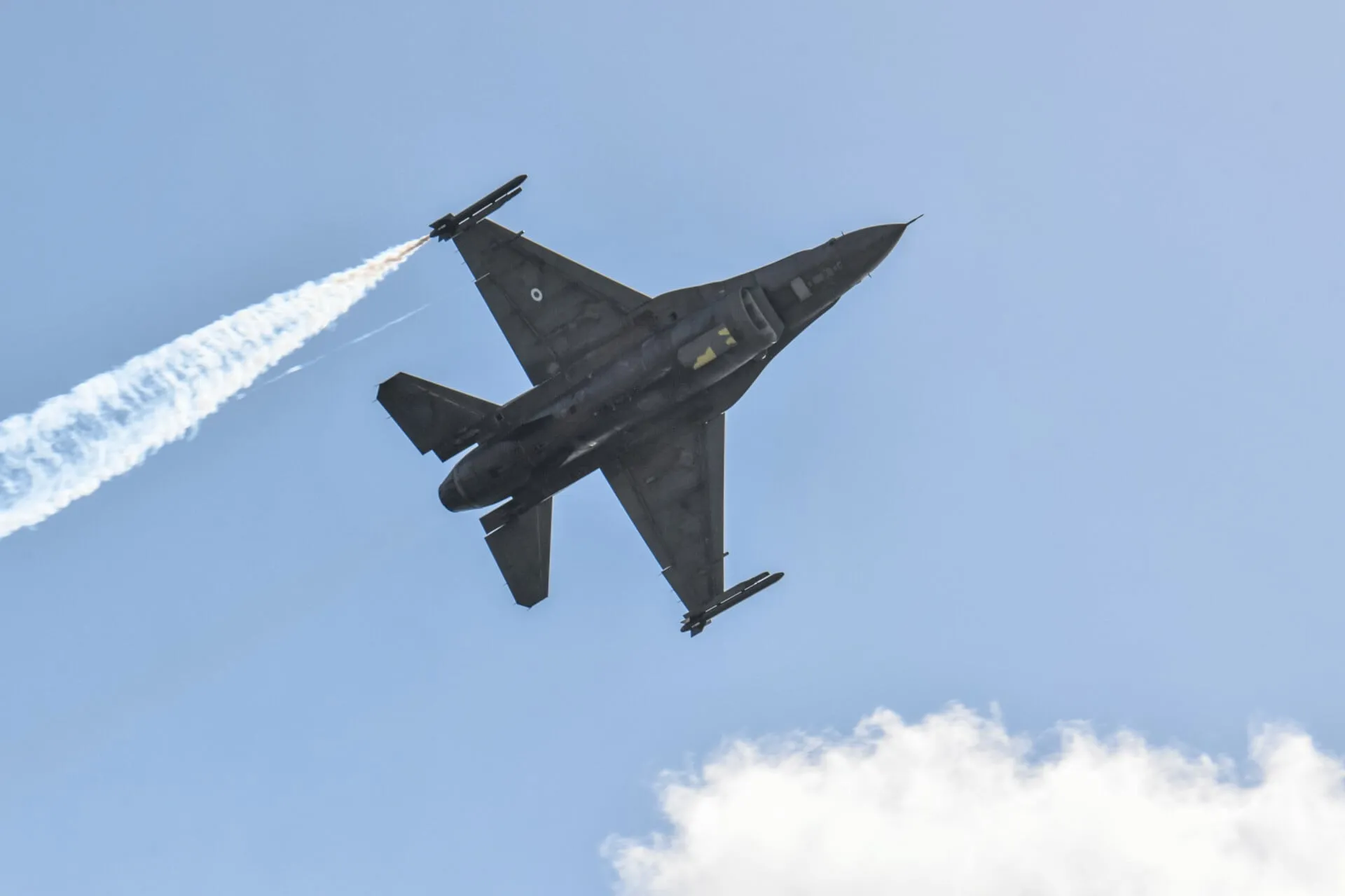 Μαχητικό αεροσκάφος F-16 σε αεροδρόμιο