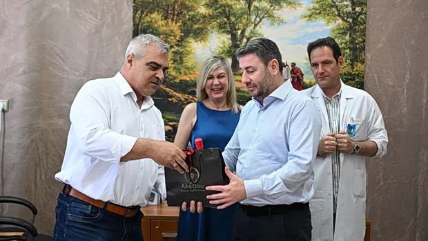 Ο Νίκος Ανδρουλάκης στο νοσοκομείο της Λήμνου