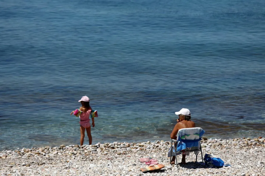 Καιρός αίθριος με ήλιο και θερμοκρασία 36 βαθμών