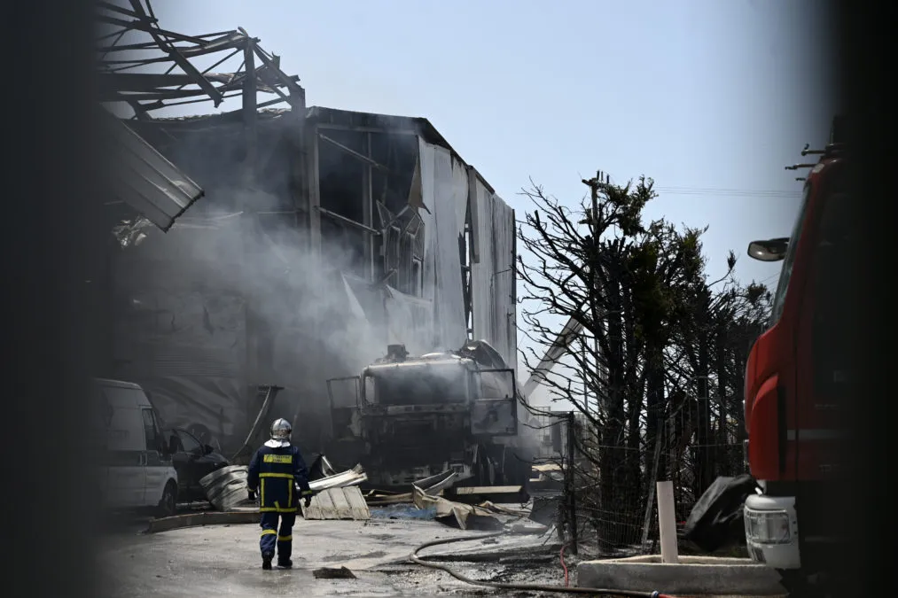 Πυροσβέστες επιχειρούν σε φλεγόμενο εργοστάσιο ξυδιού στην Κόρινθο