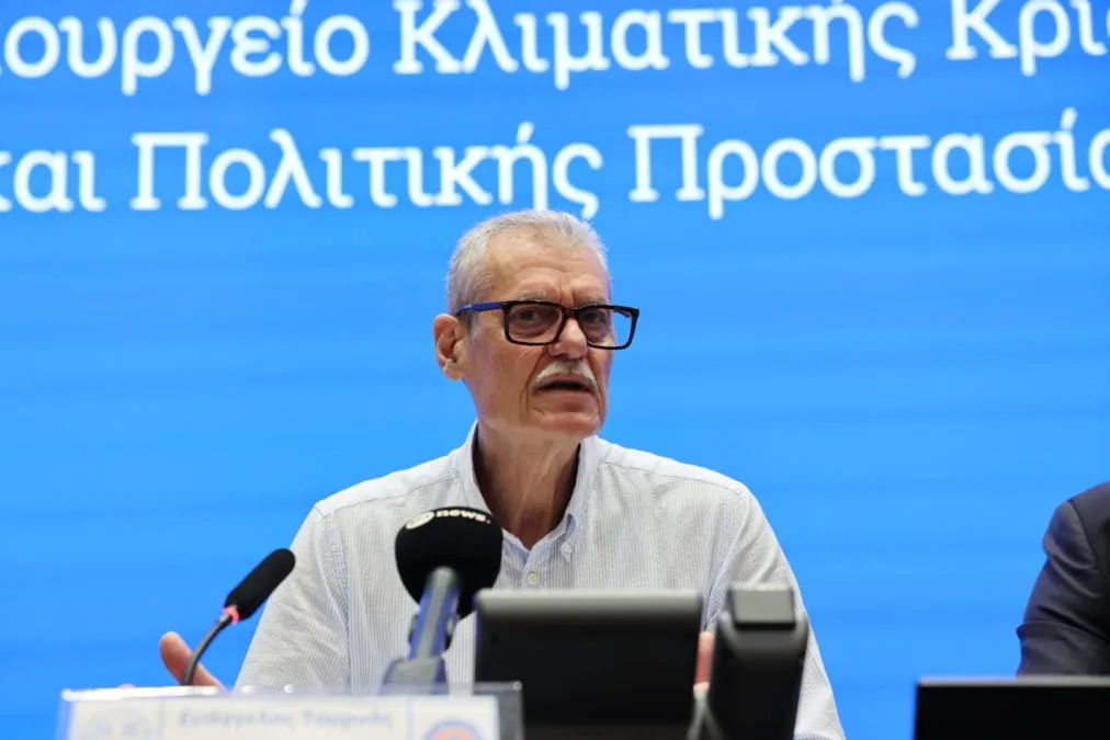 Πυροσβεστικό όχημα σε επιχείρηση κατάσβεσης πυρκαγιάς