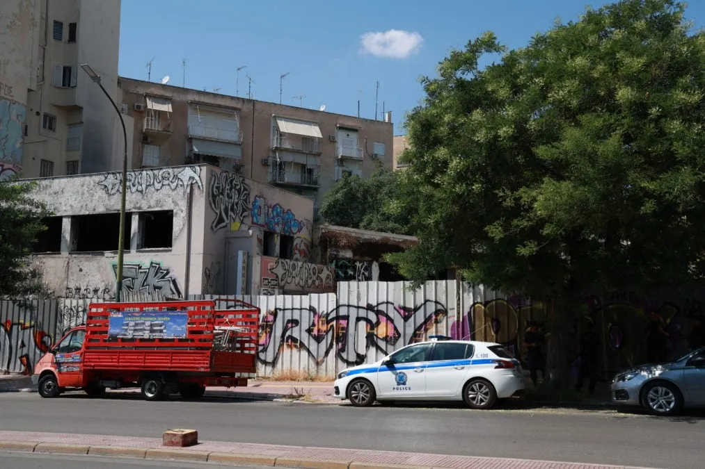 Αστυνομικοί έξω από κτίριο στην Κυψέλη όπου βρέθηκε βαλίτσα