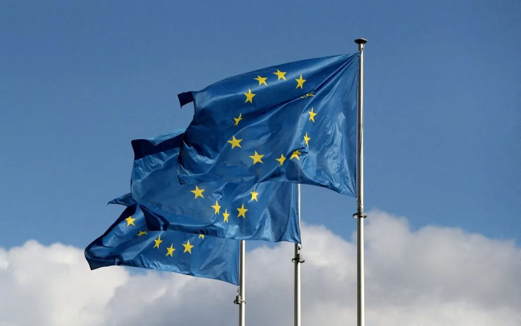 Σημαίες της Ευρωπαϊκής Ένωσης και έρευνα Ευρωβαρομέτρου