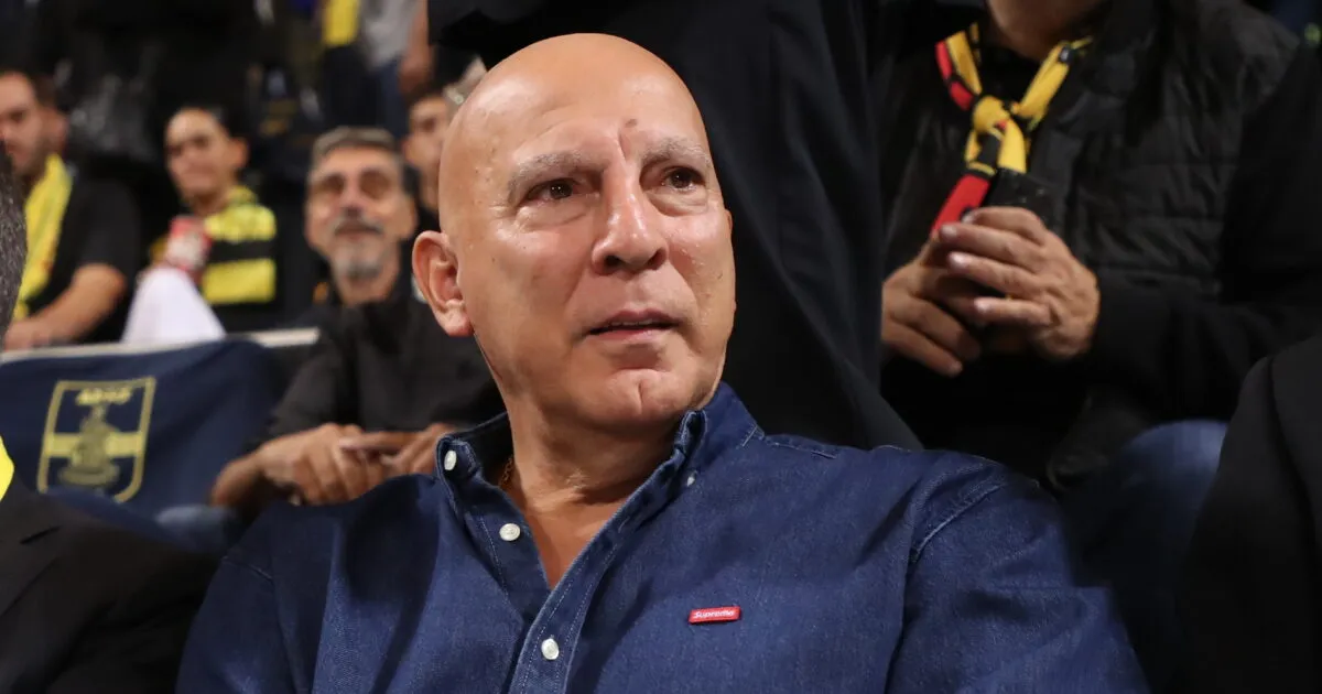 Ο Νίκος Γκάλης με τη φανέλα του Άρη σε αγώνα μπάσκετ