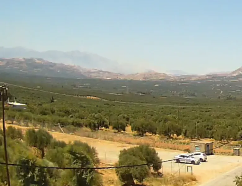 Πυροσβεστικά οχήματα επιχειρούν σε δασική πυρκαγιά στην Κρήτη