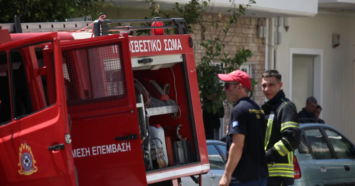 Πυρκαγιά σε πάρκινγκ κατοικίας στα Άνω Λιόσια Αττικής