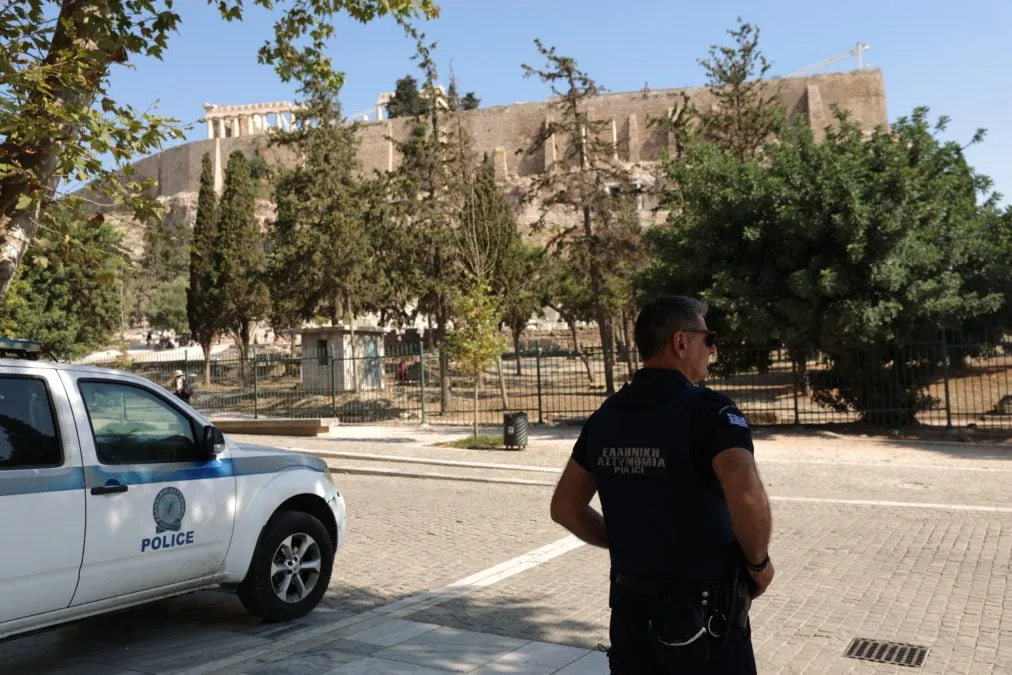 Αστυνομικοί έξω από την είσοδο της Ακρόπολης