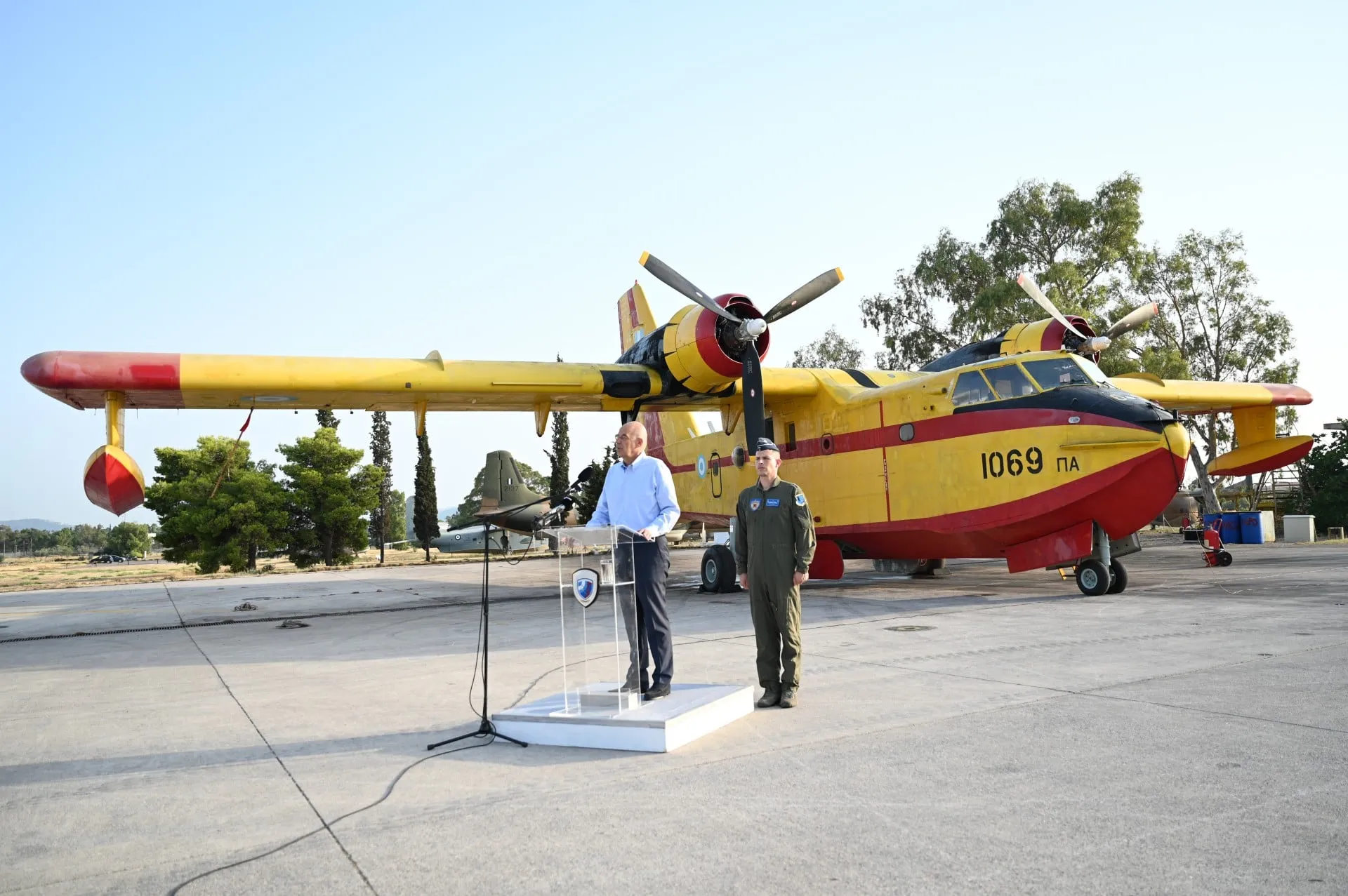 Ο Δένδιας σε πυροσβεστικό αεροσκάφος της Πολεμικής Αεροπορίας