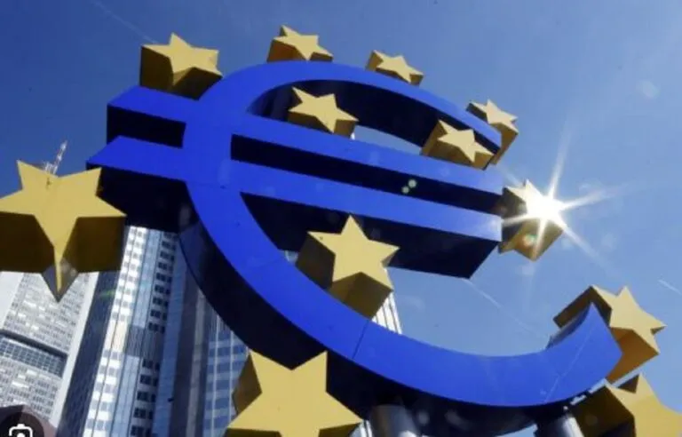 Ράφια σούπερ μάρκετ με προϊόντα και τιμές