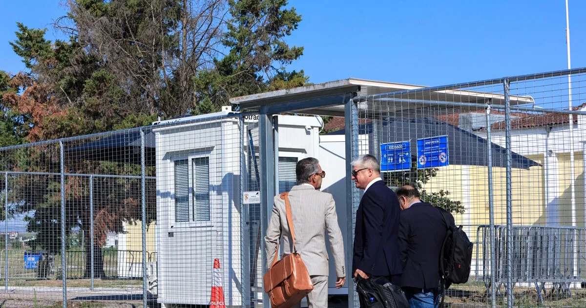Δικαστήριο Εφετείου Λάρισας κατά τη δίκη για τα Τέμπη