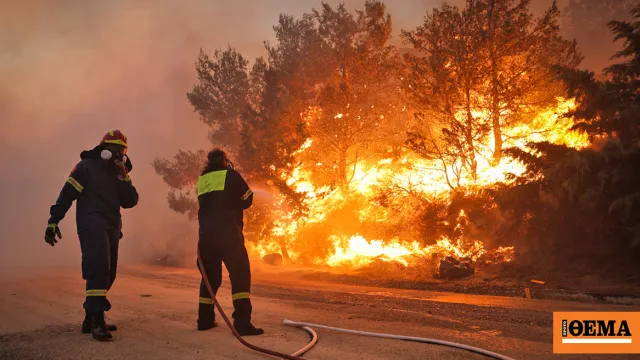Δασική πυρκαγιά και πυροσβεστικό όχημα σε ελληνικό τοπίο