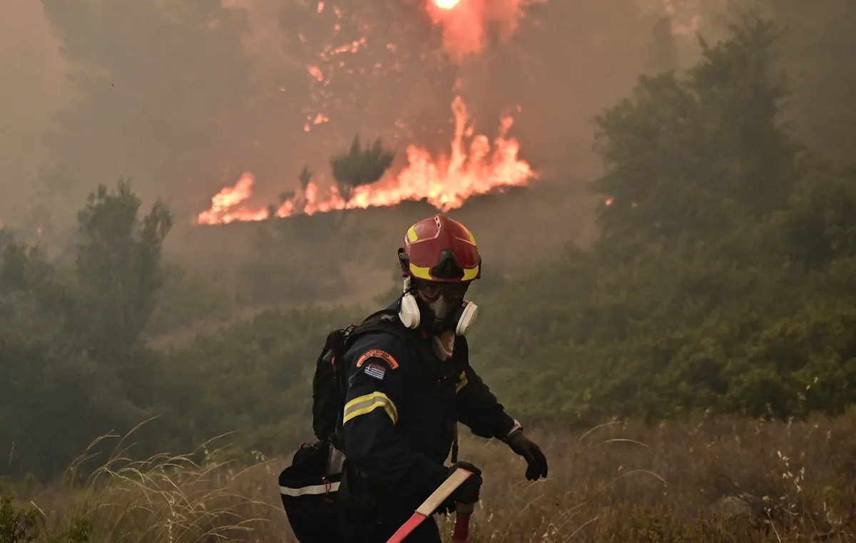 Πυροσβεστικό αεροσκάφος ρίχνει νερό σε δασική πυρκαγιά στη Φθιώτιδα