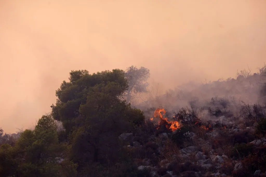 Πυροσβέστες επιχειρούν σε φωτιά στον Ασπρόπυργο