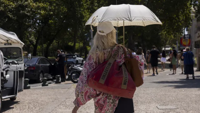 Καιρός με ήλιο και σύννεφα καταιγίδας πάνω από ελληνικό τοπίο