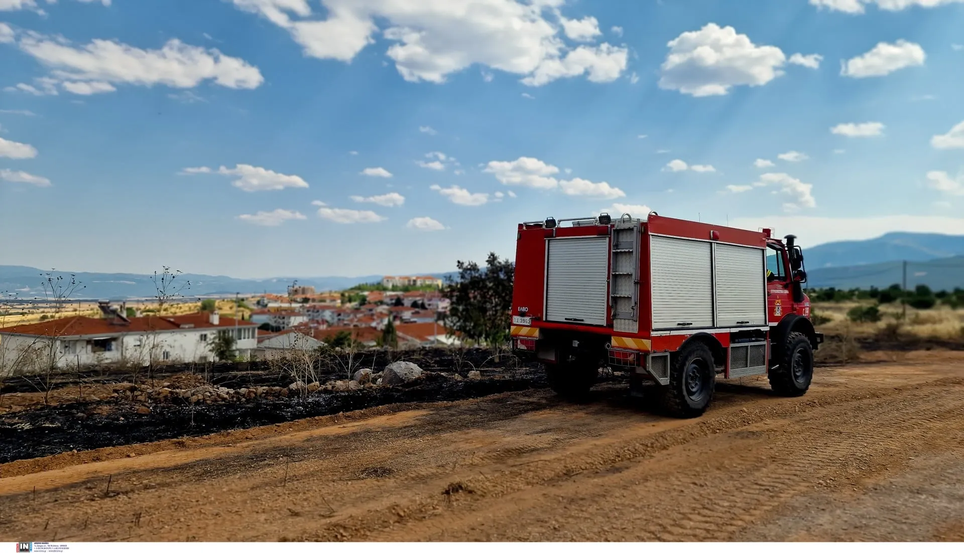 Πυροσβεστικό όχημα σε πυρκαγιά σε χαμηλή βλάστηση