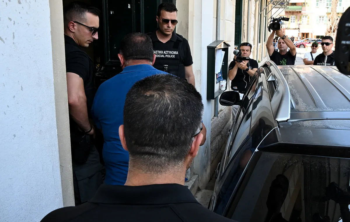Αστυνομικοί στο δικαστήριο Ναυπλίου για τον 20χρονο