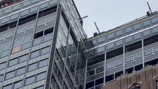 Ουρανοξύστης στο Μανχάταν με σημάδια καθίζησης και εκκένωση δρόμων