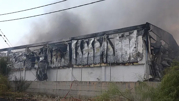 Πυκνοί καπνοί από φωτιά σε επιχείρηση στον Ασπρόπυργο