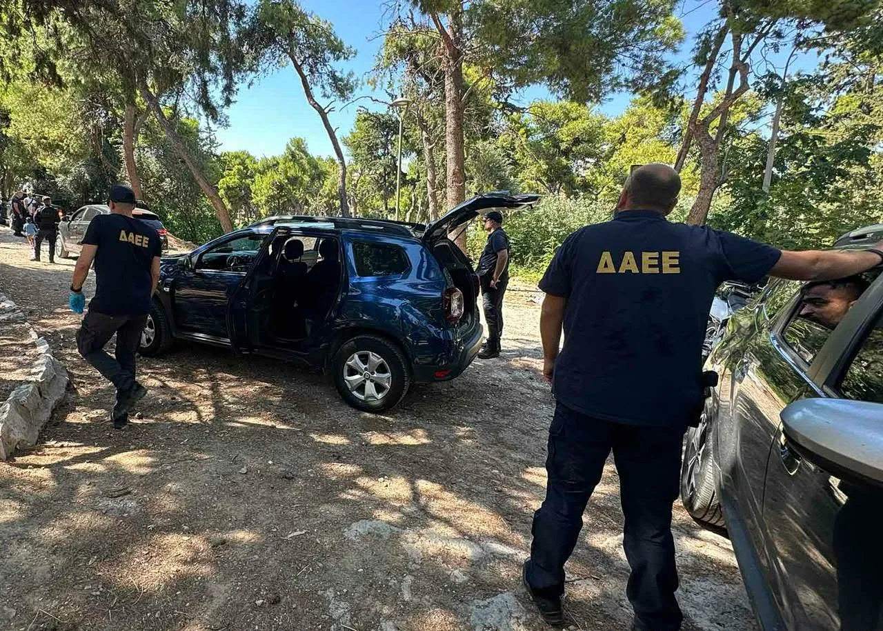Πυροσβέστες ερευνούν το καμένο κτίριο Μπάντμιντον στο Γουδή
