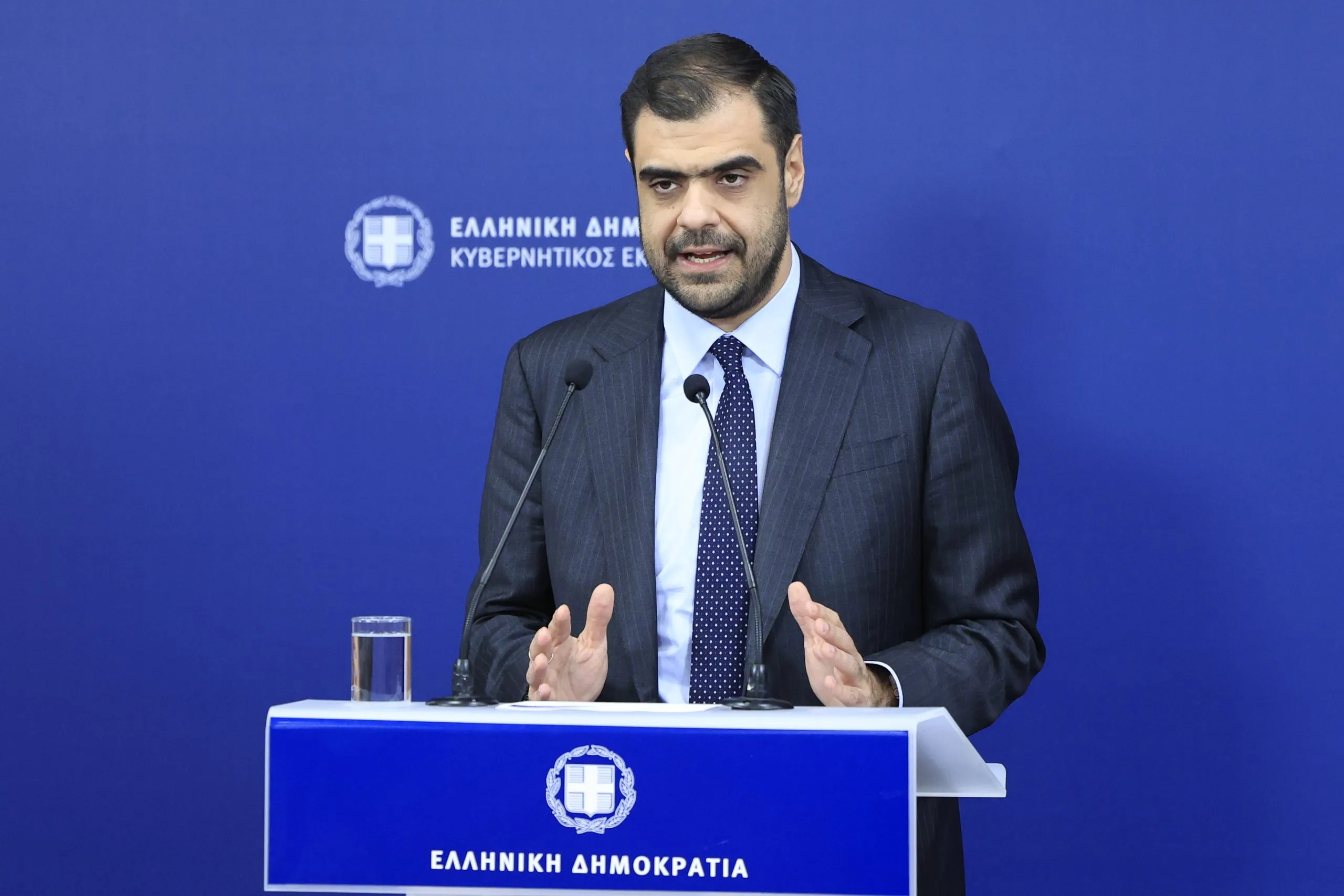 Ο κυβερνητικός εκπρόσωπος Παύλος Μαρινάκης στη διάρκεια ενημέρωσης συντακτών
