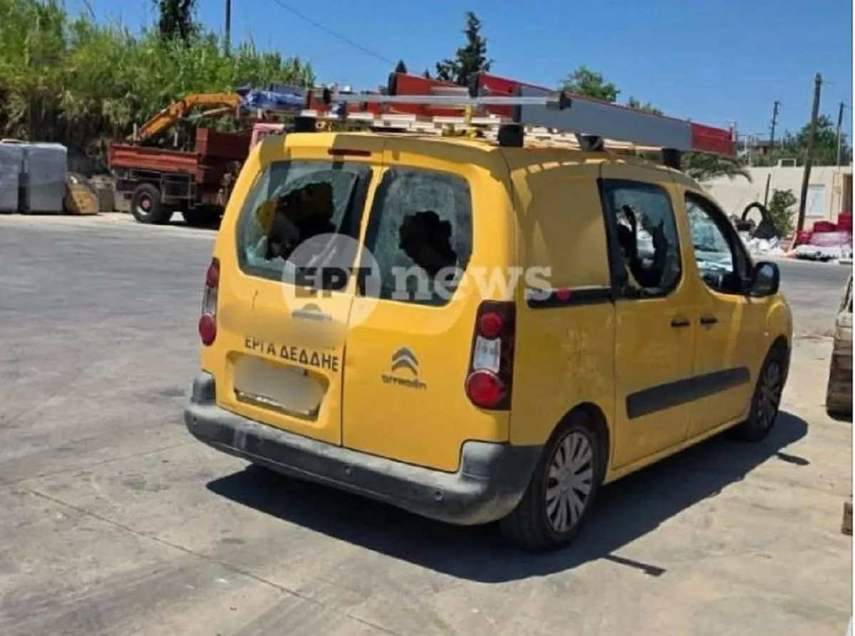 Υπηρεσιακό όχημα ΔΕΔΔΗΕ με σπασμένα τζάμια στα Ζωνιανά