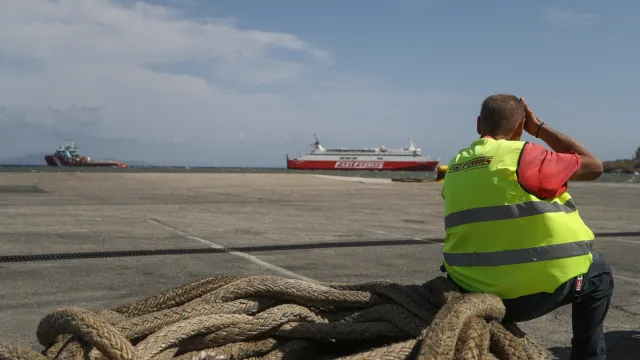 Πυροσβέστες μάχονται με τις φλόγες στο Ρέθυμνο