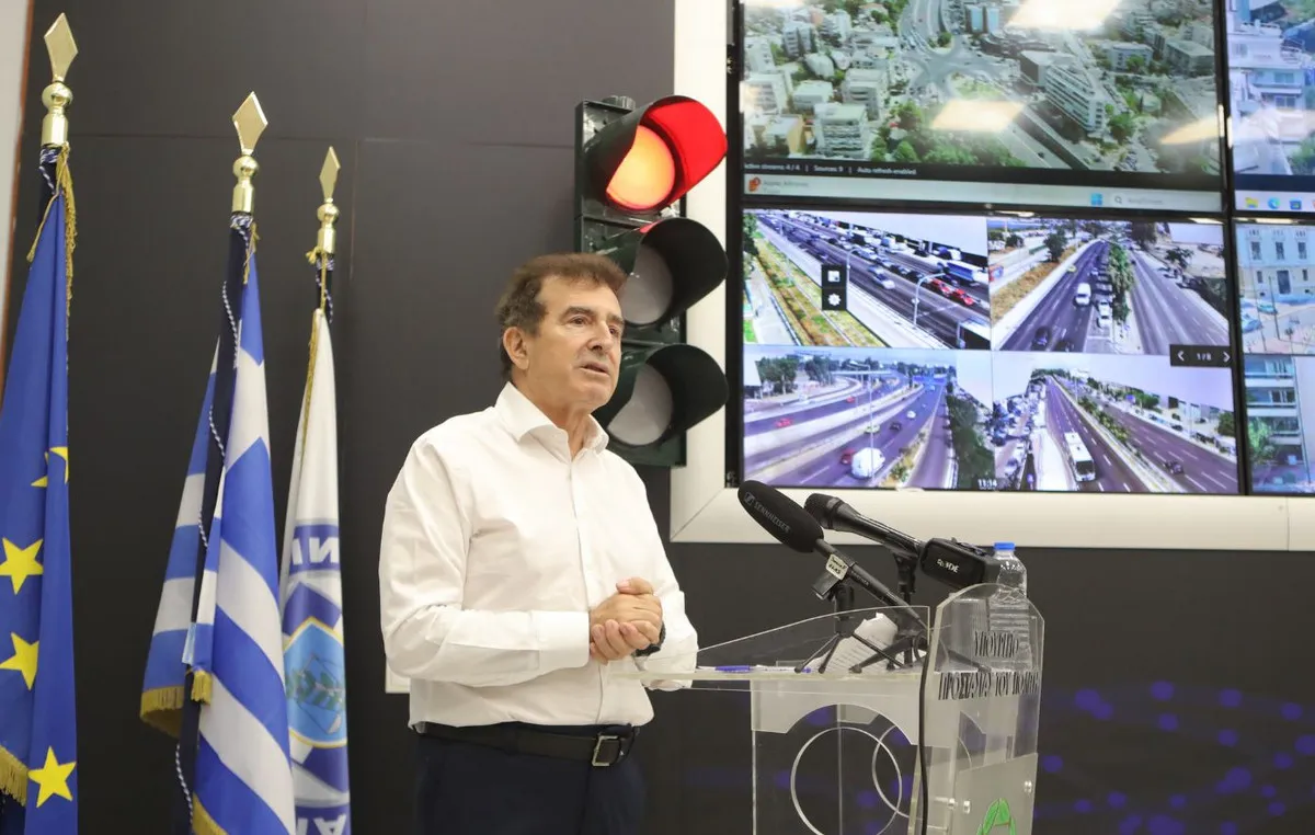 Αστυνομικοί παρακολουθούν οθόνες του συστήματος Traffic Commander στο ΘΕΠΕΚ