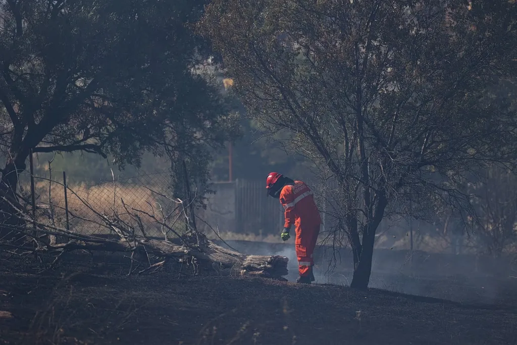 Πυροσβέστες κατασβήνουν φωτιά σε χαμηλή βλάστηση στην Κοζάνη