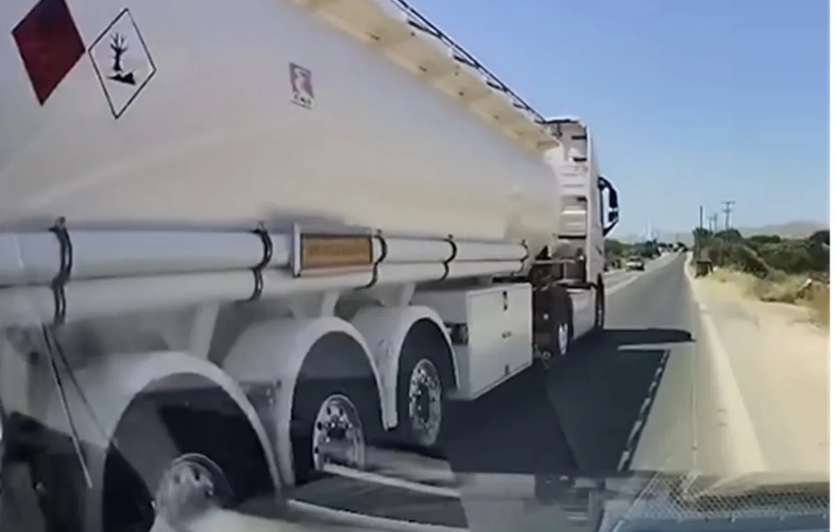 Βυτιοφόρο σε δρόμο κοντά στο αεροδρόμιο Χανίων