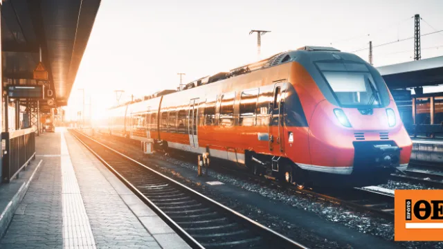 Τρένο της Hellenic Train σταθμευμένο λόγω πυρκαγιάς στις γραμμές