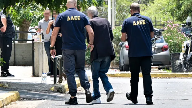 Ασθενοφόρα και πυροσβέστες έξω από το Σισμανόγλειο Νοσοκομείο