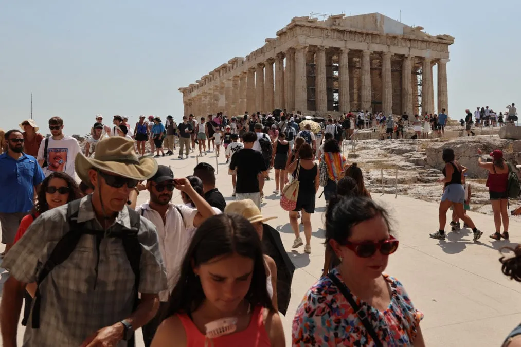 Αστυνομικός αποκλεισμός έξω από την Ακρόπολη μετά την επίθεση