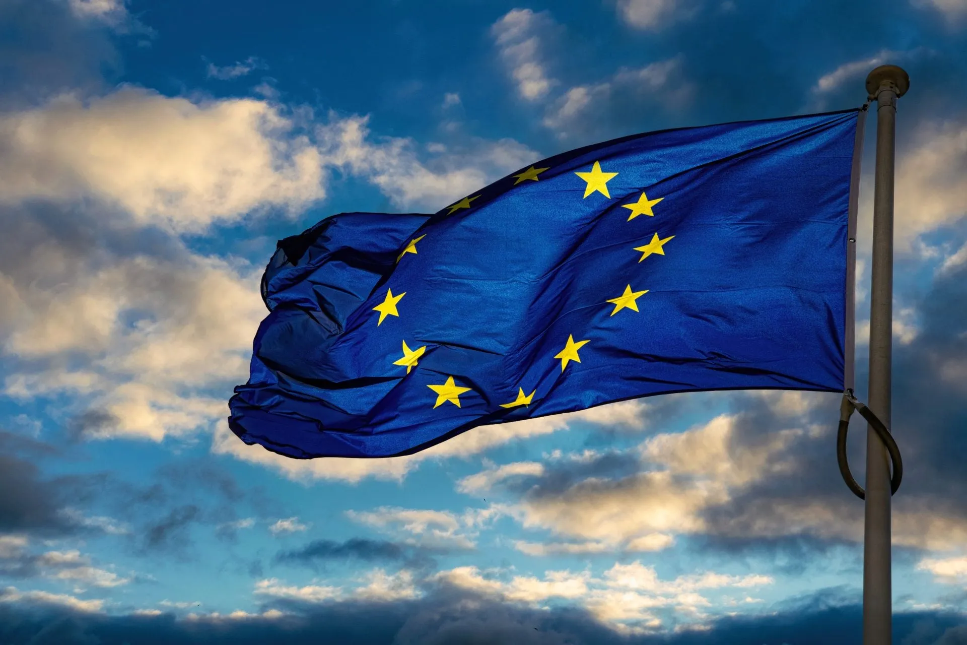 Σημαίες ΕΕ και σύνοδος για κυρώσεις κατά της Ρωσίας