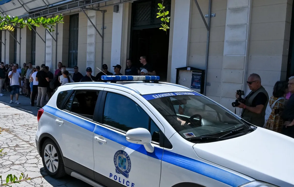 Αστυνομικό περιπολικό σε καταδίωξη τη νύχτα στο Άργος