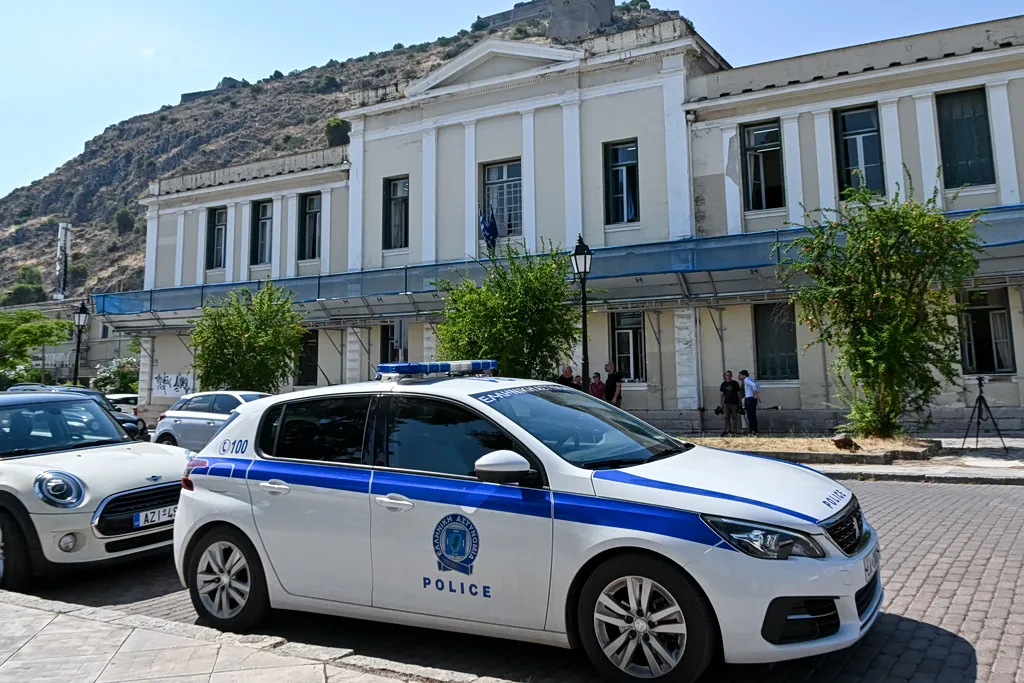 Αστυνομικό περιπολικό σε καταδίωξη τη νύχτα