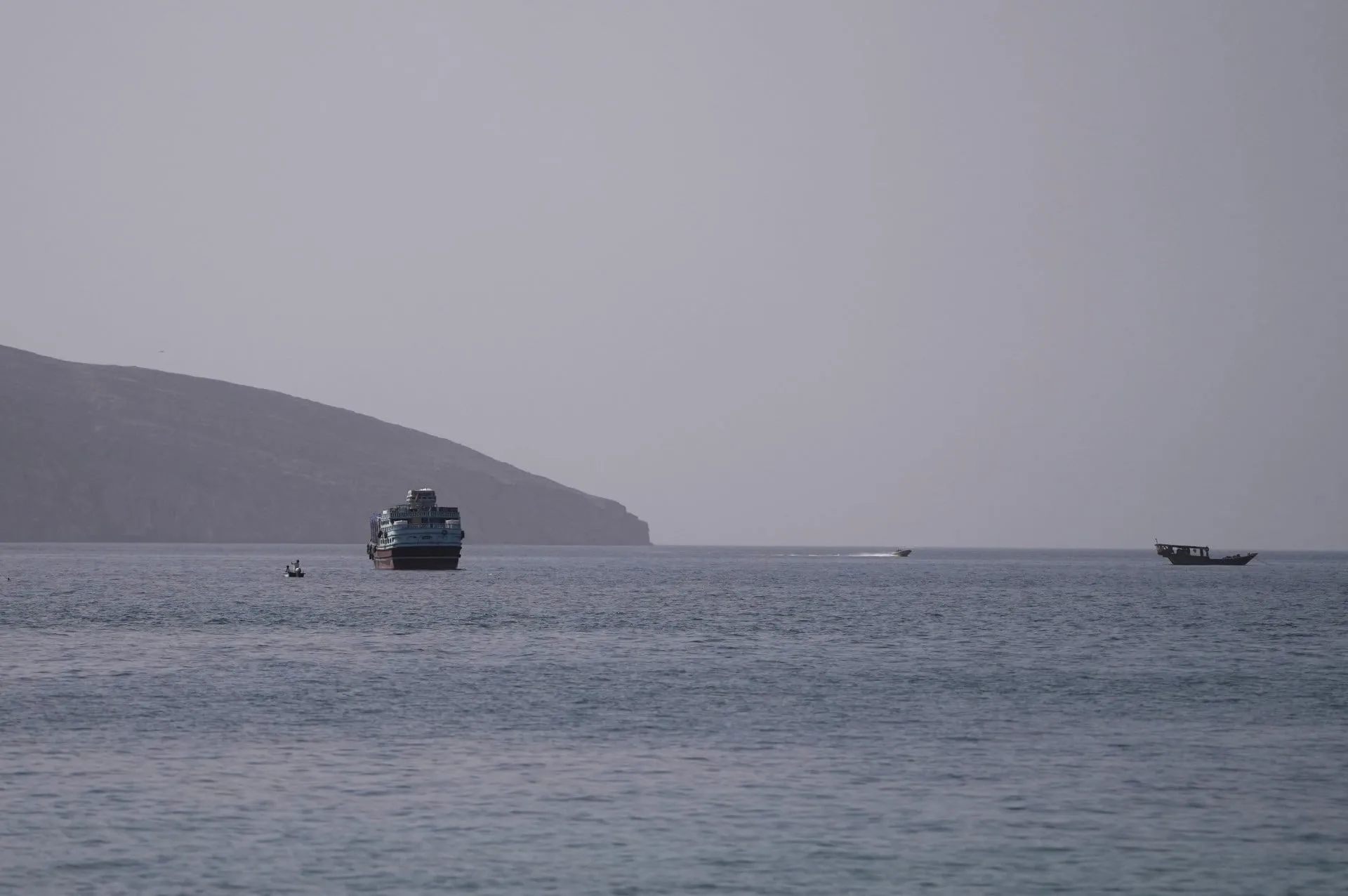 Εμπορικό πλοίο στα Στενά του Ορμούζ