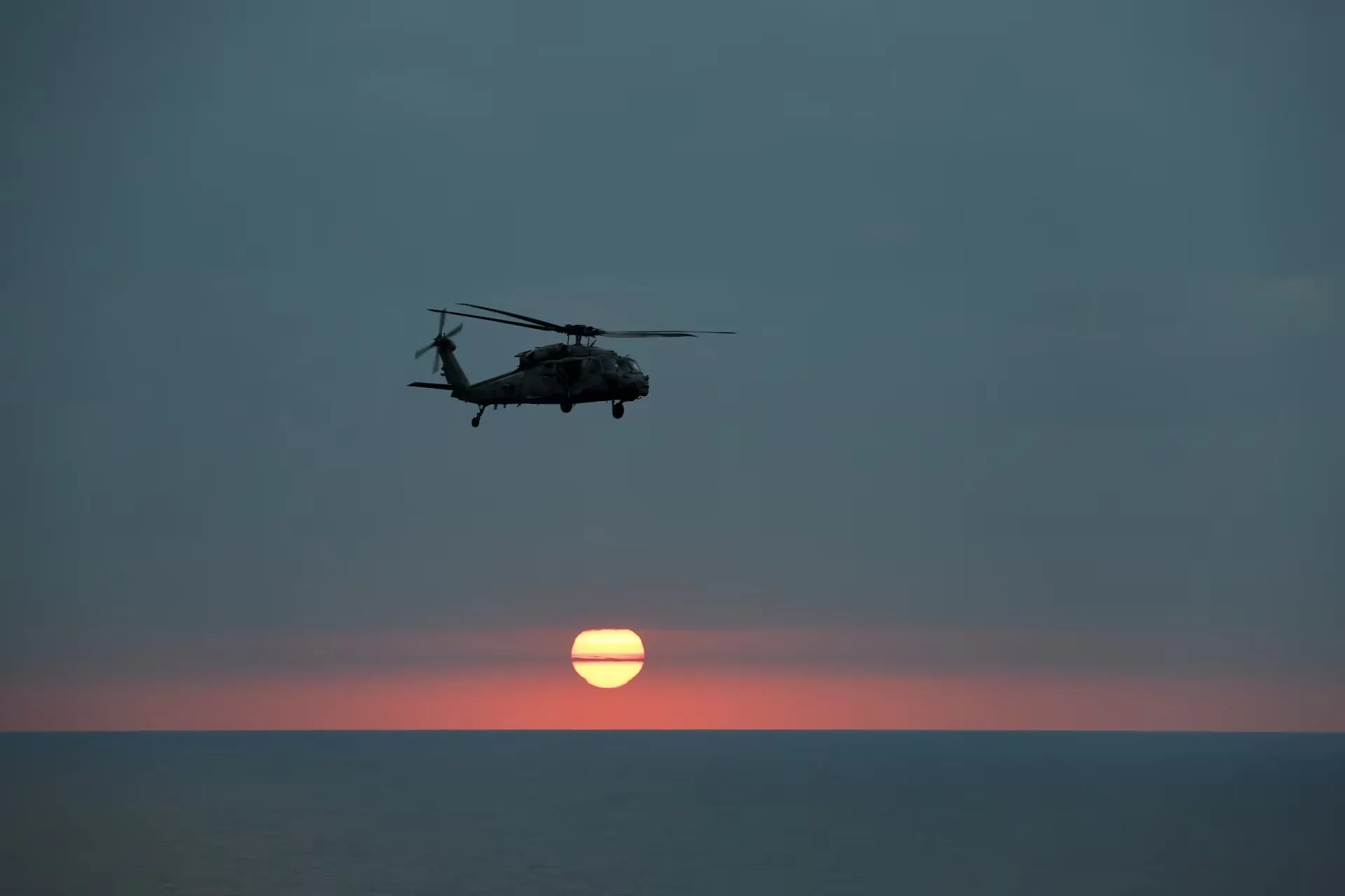 Αμερικανικό ελικόπτερο Seahawk πάνω από αεροπλανοφόρο στη θάλασσα