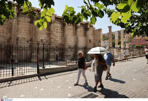 Θερμόμετρο και ήλιος κατά τη διάρκεια καύσωνα στην Ελλάδα