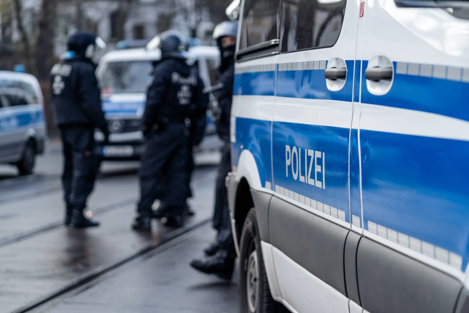Αστυνομικά οχήματα έξω από σούπερ μάρκετ στο Βερολίνο