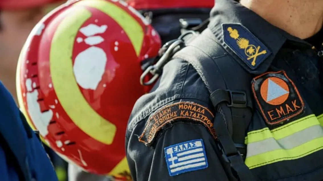 Πυροσβέστες σε επιχείρηση διάσωσης σε γκρεμό στην Πάρνηθα