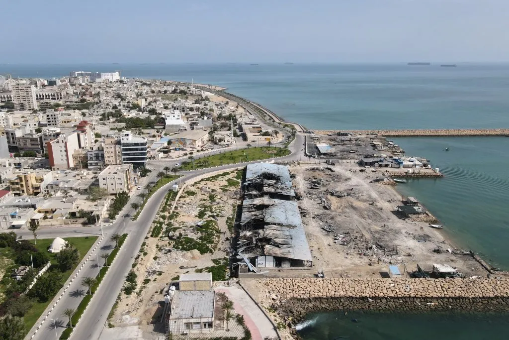 Συντρίμμια κτηρίου μετά από αμερικανικό πλήγμα στο Κεσμ