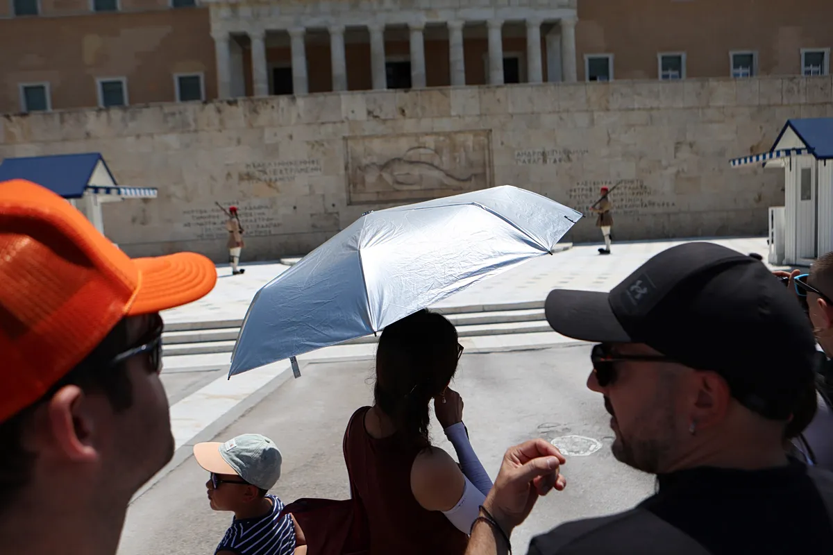 Ήλιος και καλοκαιρινός ουρανός πάνω από ελληνική παραλία