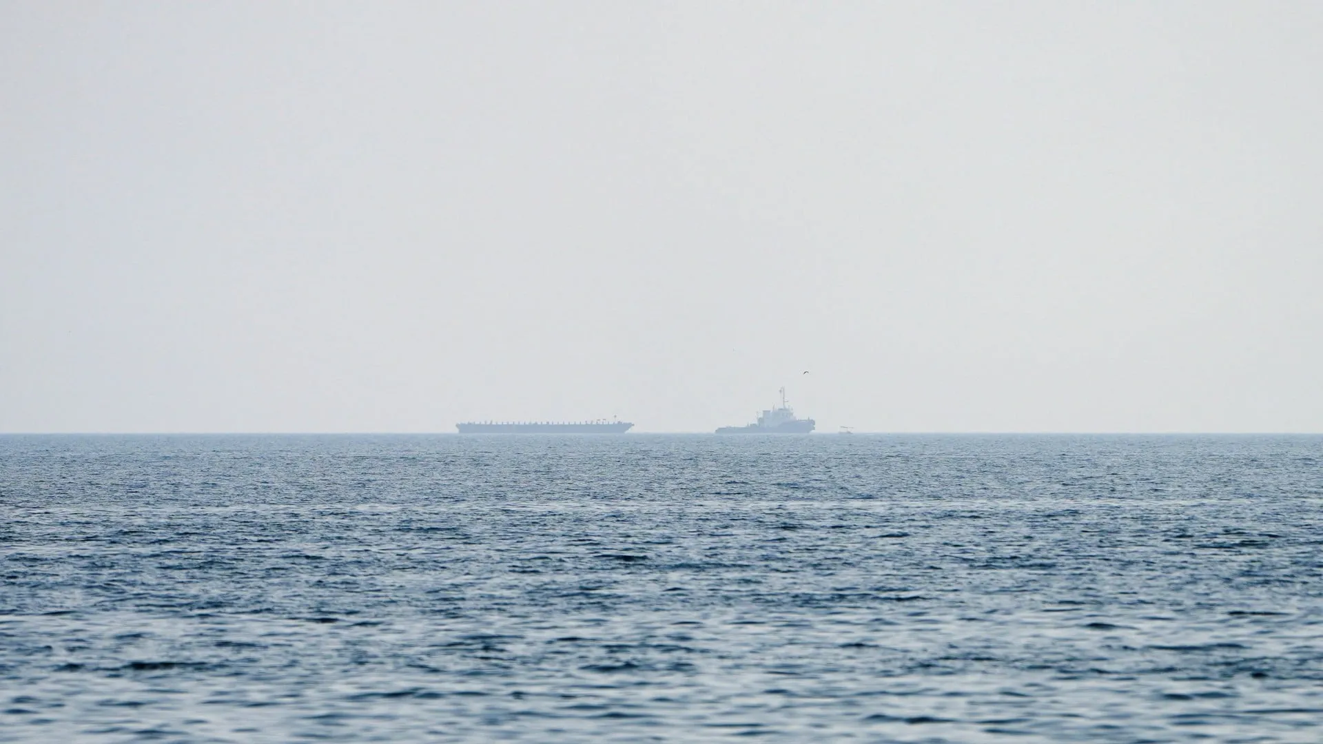 Τάνκερ πλέει κοντά στα Στενά του Ορμούζ