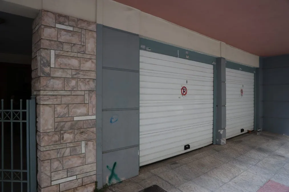 Αστυνομικές δυνάμεις σε γκαράζ πολυκατοικίας στον Πειραιά