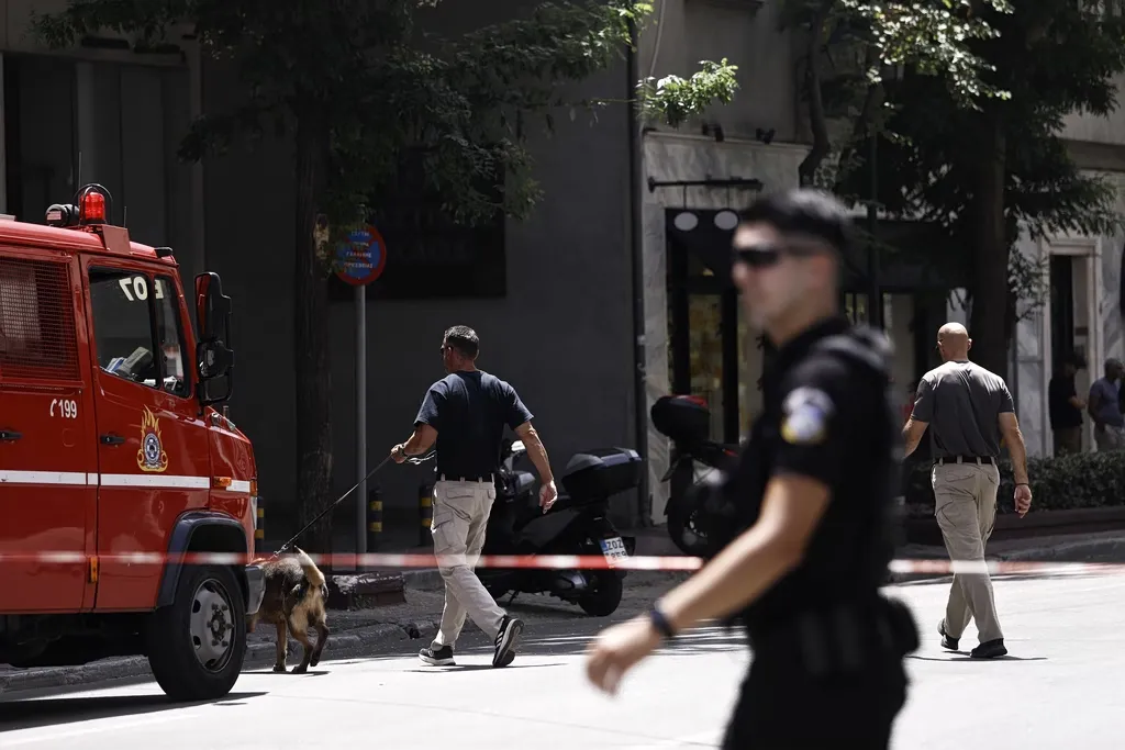 Αστυνομικοί έξω από τη γαλλική πρεσβεία στην Αθήνα