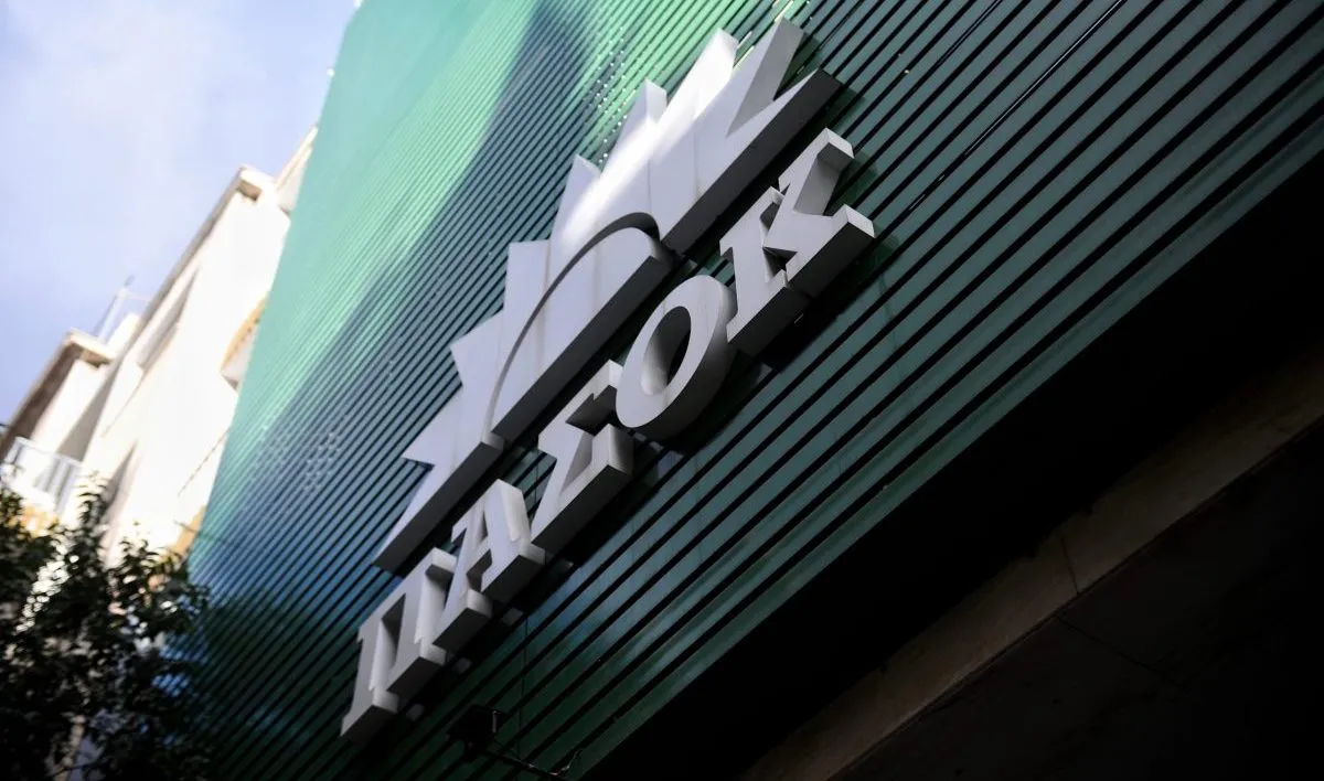 Σχολικό βιβλίο Κοινωνικής και Πολιτικής Αγωγής σε θρανίο τάξης